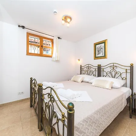 Apartament Perla Varos *
