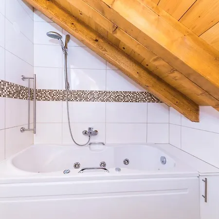 Apartament Perla Varos *