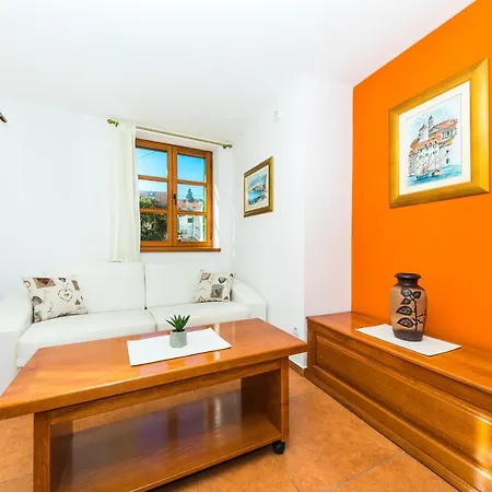 Perla Varos Apartment *