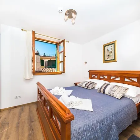 Perla Varos Apartment