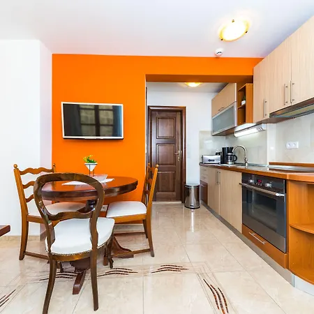 Apartament Perla Varos *
