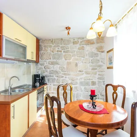 Perla Varos Apartment